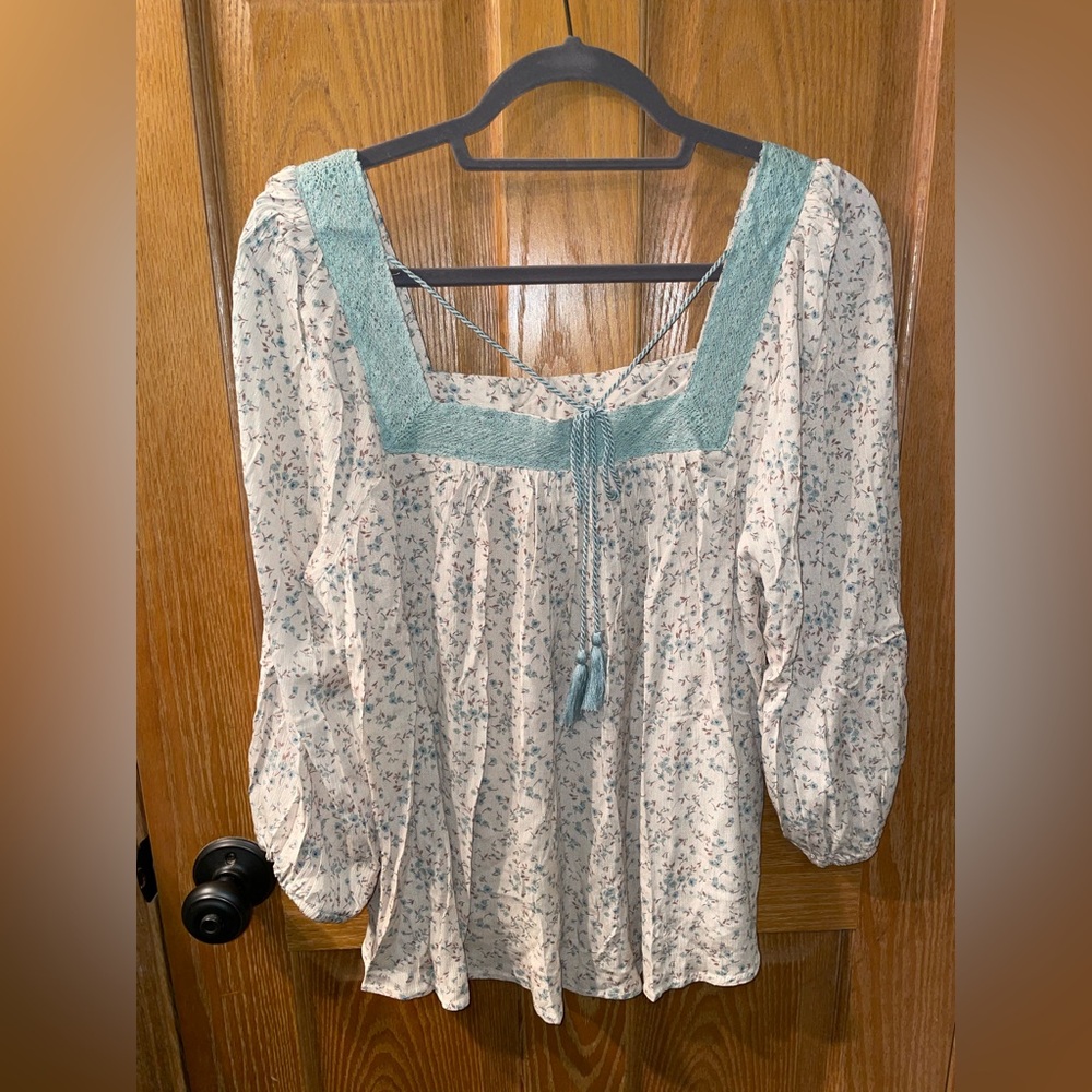 Hem & Thread Floral Top - Picture 3 of 7
